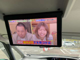 【後席モニター】後席で迫力たっぷりの大画面を楽しめるリヤシートエンターテイメント。