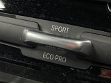 ●BMWモードセレクト:スポーツモードではダイナミックな走りを。ECO PROモードでは、エンジンレスポンスやシフトタイミングの最適化に加え、エアコンの作動も効率的に制御し、燃料消費量を抑制します。