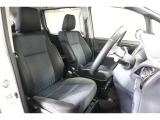 厚みがあって、座り心地のいいシート。運転席も助手席もリラックスしてゆったりと座れます。