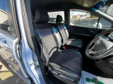 フロントシートです。運転席には座面の上下調節が可能なハイトアジャスターが装備されております。大きな痛み等が無く綺麗な状態です。