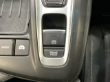 電子制御パーキングブレーキがあります。スイッチひとつで、停車した地点の傾斜などをシステムが検知・判断してブレーキ力を自動的に最適制御し、しっかり停車できるパーキングシステムです。