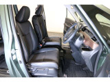 すわり心地の良い運転席・助手席です。長時間のドライブの疲れ軽減に貢献します。どうぞ快適なドライブを♪