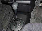 操作が楽なフロアシフト、インパネ周りもすっきりしています。