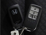 ◆スマートキー◆カギをバッグやポケットに入れたままでもドアロックの開閉ができる『スマートキー』付き!雨天や暗くなってもカギを取り出す必要がなくドアの開錠&エンジンも始動できます
