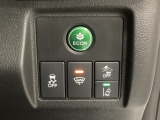 Hondaセンシング用の、VSA(ABS+TCS+横滑り抑制)解除と路外逸脱抑制機能のオンオフスイッチなどはハンドルの右側に装備しています。燃費に役立つECONボタンもここです。