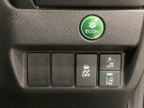 Hondaセンシング用の、VSA(ABS+TCS+横滑り抑制)解除と路外逸脱抑制機能のオンオフスイッチなどはハンドルの右側に装備しています。燃費に役立つECONボタンもここです。