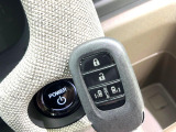 【Hondaスマートキー】カバンやポケットに入れたままでもドアの施錠・解錠が可能なスマートキーを装備。エンジンのオン・オフ時もカギを取り出す必要が無いからとっても便利です♪
