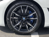 BMW純正19インチホイール。洗練されたデザインで、足元の個性を引き立てます。