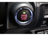 キーレスアクセス&プッシュスタート。アクセスキーを携帯していればドアのロック/アンロックはドアノブに触れるだけでOK。エンジンスタートはこのボタンをワンプッシュ。