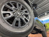 【純正18インチアルミホイール】外観にマッチした純正アルミホイールを装着しております。各種社外アルミホイールや、スタッドレスタイヤも取扱いしております。是非ご相談ください♪