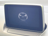 【8インチマツダコネクト】車内の雰囲気にマッチした大型のディスプレイ。スマホ接続でのナビ使用やBluetooth再生等、様々な機能が楽しめます。直感的なダイヤル操作が可能で、使い勝手も良好です。