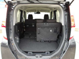 普段使いには十分な広さのラゲッジスペース!後席を倒せばより大きな荷物も載せられます!