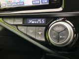 【オートエアコン】一度お好みの温度に設定すれば、車内の温度を検知し風量や温度を自動で調整。暑い&hellip;寒い&hellip;と何度もスイッチ操作をする必要はありません。快適な車内空間には必須の機能ですね♪