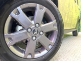 【純正アルミホイール】外観にマッチした純正アルミホイールを装着しております。各種社外アルミホイールや、スタッドレスタイヤも取扱いしております。是非ご相談ください♪