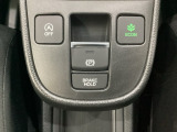 セレクトレバーの下に電子制御パーキングブレーキがあります。スイッチひとつで、停車した地点の傾斜などをシステムが検知・判断してブレーキ力を自動的に最適制御し、しっかり停車できるパーキングシステムです。
