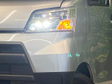【LEDヘッドライト】悪天候や夜間走行時も良好な視界を確保し安心して運転できる高輝度LEDヘッドライトを装備!点灯速度が早く、消費電力も抑えられています。