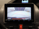 ステアリングと連動したガイド機能付きリヤモニターを装備しております。
