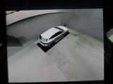 4つのカメラからの映像を合成して、車を上から見ているような絵を作りだしております。