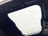 【ガラスルーフ】ガラスルーフ搭載で車内の解放感が一気にアップ!開放的なドライブをお楽しみいただけます。