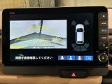 リバースギアに入れるだけで後方の表示へ切り替わります。夜間や雨の日の駐車も楽になりますよ。