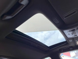 【サンルーフ】開放感たっぷりの希少装備、サンルーフが装着されています!車内に明かりを取り入れたり景色を楽しむ以外にも、車内の空気も簡単に換気できて快適です!