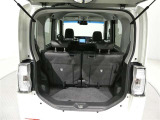 大きく開くラゲッジスペースです。左右独立でリアシートが倒れるので長尺の荷物も積むことが可能です。