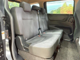 後部座席も気になるようなキズ・汚れやへたり等、大きなダメージはなく、良好な状態です。