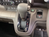 シフトはインパネシフト、パーキングブレーキは電子制御となっています。