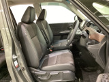 女性でも運転がしやすいように、シートの高さ調整機能(シートリフター)がついています。広い足元にゆったり座れるシートには肘掛も装備しており長距離の運転でも疲れにくいシートです。