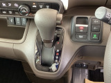 シフトはインパネシフト、パーキングブレーキは電子制御となっています。