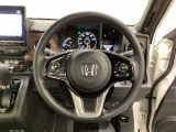 ハンドルにHondaセンシング系のクルーズコントロールやレーンキープアシストなどのスイッチと、オーディオの操作スイッチが装備されています。ハンドルから手を離さず安全に操作できます。