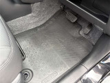 運転席側フロアマット、使用感ありますが破れ等ありません。