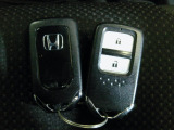 スマートキー付!キーを取り出さなくてもドアロックの施錠・開錠、エンジンの始動が出来ます!雨の日や荷物の多い日にとても便利ですね♪