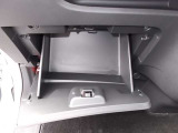 【室内収納】グローブボックスは奥行きがあり、日常品や車検証、その他の収納に便利です!