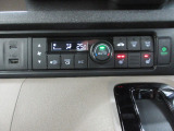 オートエアコンは操作が楽々♪フロント左右シートヒーターも装備しています。USBジャック付きです。