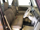 運転席の座面高さを調整できるシートリフターが付いています。フロントシートはベンチシートを採用で、座面も広く使い勝手もいいですよ♪