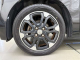 スポーティな印象を与える純正ホイールです。どこまでも走っていきたくなるようなデザインですね♪