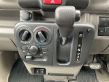 シフトノブの位置がステアリングに近くて、運転しやすいですよ♪♪マニュアルエアコンで操作も簡単(^^♪