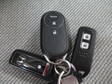 純正エンジンスターター装備☆ドアのキーロックも行える優れもののリモコンです♪