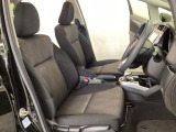 広い足元にゆったり座れるシートには肘掛けも装備しており長距離の運転でも疲れにくくなってます。女性でも運転がしやすいように、シートの高さ調整機能(シートリフター)がついています。