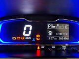メーターの照明の色でエコドライブをアシスト!大きく見やすい文字で平均燃費等の情報を表示するTFTマルチインフォメーションディスプレイ付きデジタルメーターを採用