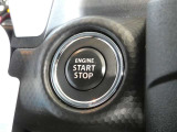 【プッシュスタート】スマートキーを携帯して、ブレーキを踏みながらスタートスイッチを押すだけでエンジンがかけられます。