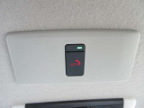 【SOSコールスイッチ】急病時やあおり運転等の危険を感じたときには、SOSコールスイッチを押して下さい。事故発生時には、エアバック展開と連動し自動通報され、オペレーターが緊急連絡をサポート致します。