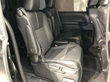 【後部座席】も当然、綺麗・清潔に仕上げております。内装の綺麗なお車は気持ちが良いですし、コンディションのいい車が多いです。これもオススメの1台です。