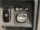 電動格納式ドアミラー付き。駐車場へ停めた時に、ボタン一つで左右のドアミラーをたたむ事ができます。