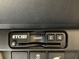 ハンドルの右側にETC2.0がついています。高速道路の料金所の通過も楽々です!。 カードの取り出しもしやすい場所についています。