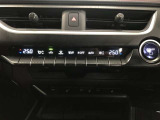 左右独立温度コントロールフルオートエアコンです。運転席、助手席それぞれで独立して温度設定ができます。冷え性の方が乗っても安心ですね♪