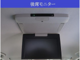 【後席モニター】ナビ(地デジTV機能・DVDビデオ再生機能ナビ付きナビのみ)と連動してTVやDVDビデオが観られます!ロングドライブでも同乗者お子様やも飽きませんね!