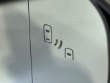 【ブラインドスポットモニター】走行中、ドアミラーの死角になりやすい箇所に後続車が接近するとサイドミラーのレンズに警告を表示!ドライバーに注意喚起をしてくれます。