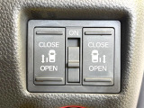 【両側パワースライドドア】スマートキーや運転席のスイッチで後席両側スライドドアの開閉が可能♪電動だから力を入れてドアを開ける必要が無く、小さなお子様でも簡単に開け閉めでき快適です♪